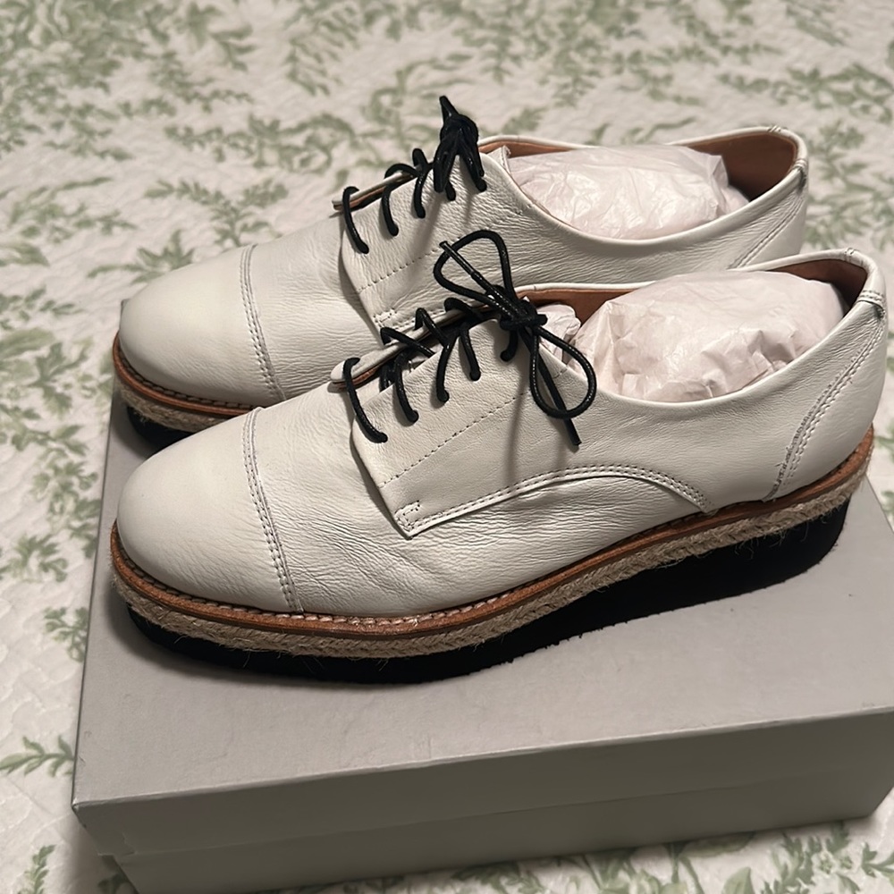 Kurt Geiger white lace up oxford’s.